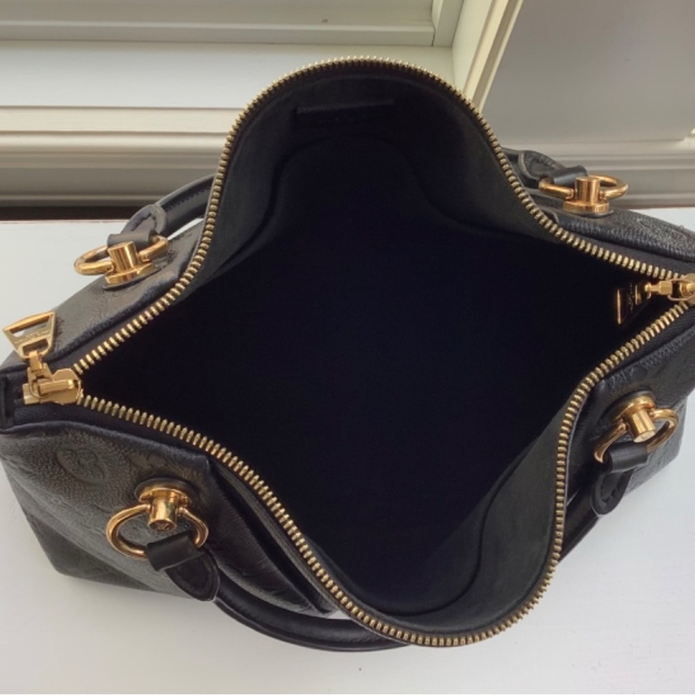LOUIS VUITTON V Tote MM Black Leather Handbag EUC & Authentic - Picture 3 of 15